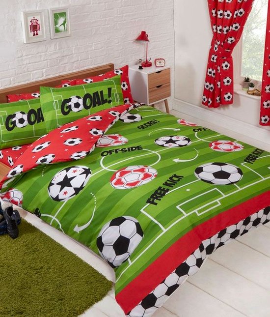Groen dekbedovertrek met voetbalveld, lijnen, voetbalteksten en ballen. Rode kussens met 'GOAL!' en voetbalprint.
