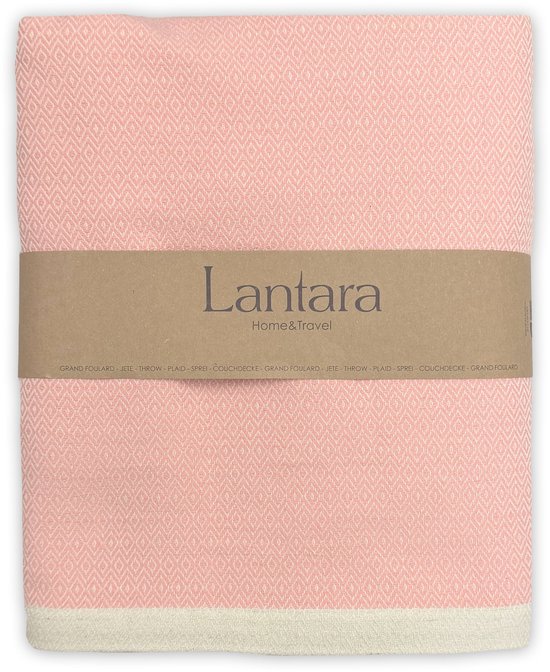 Lantara plaid in zalmroze met diamantpatroon. Een band met de tekst 'Lantara Home & Travel' omwikkelt de plaid.