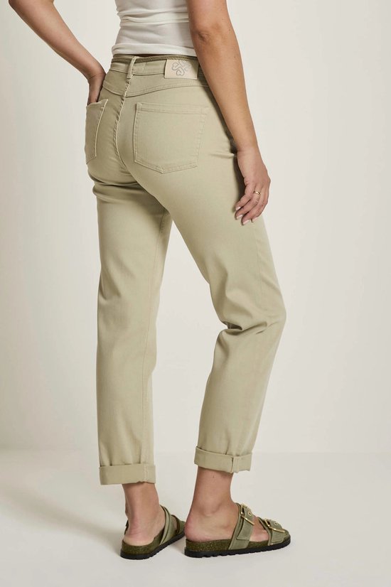Damesjeans in olijfgroen van Para Mi. Jeans met rechte pijpen, omgeslagen zoom en riemlussen. Model met de rug naar de camera.
