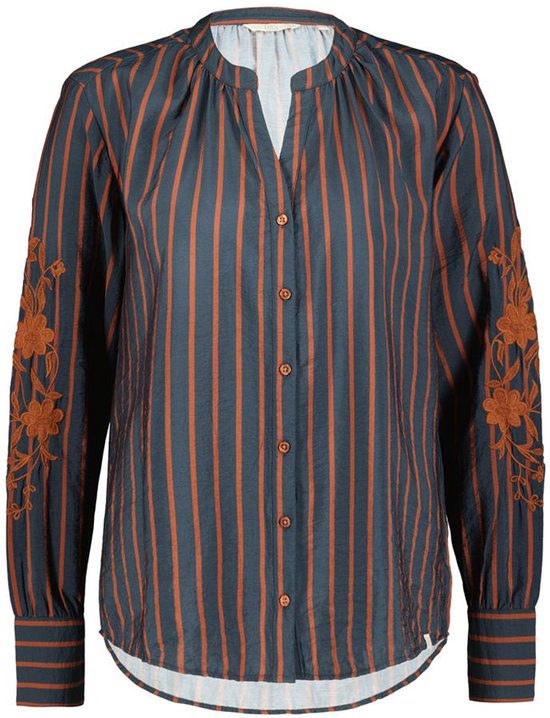 Blauwe blouse met bruine verticale strepen, knopen en bloemenborduursel op de mouwen.