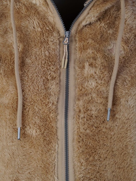 Camelkleurig fleece vest met rits, capuchon met trekkoord en logopatch.