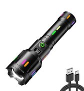 Zwarte, krachtige zaklamp met gekleurde LED-indicatoren, een digitaal batterijdisplay (86%) en een USB-C oplaadkabel.