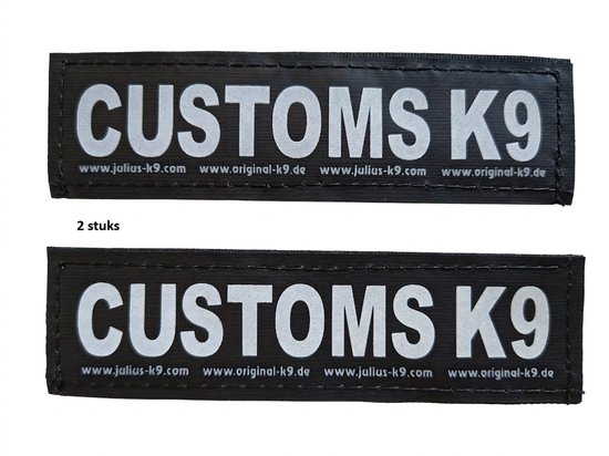 Zwart label met witte reflecterende tekst 'CUSTOMS K9' en websites.
