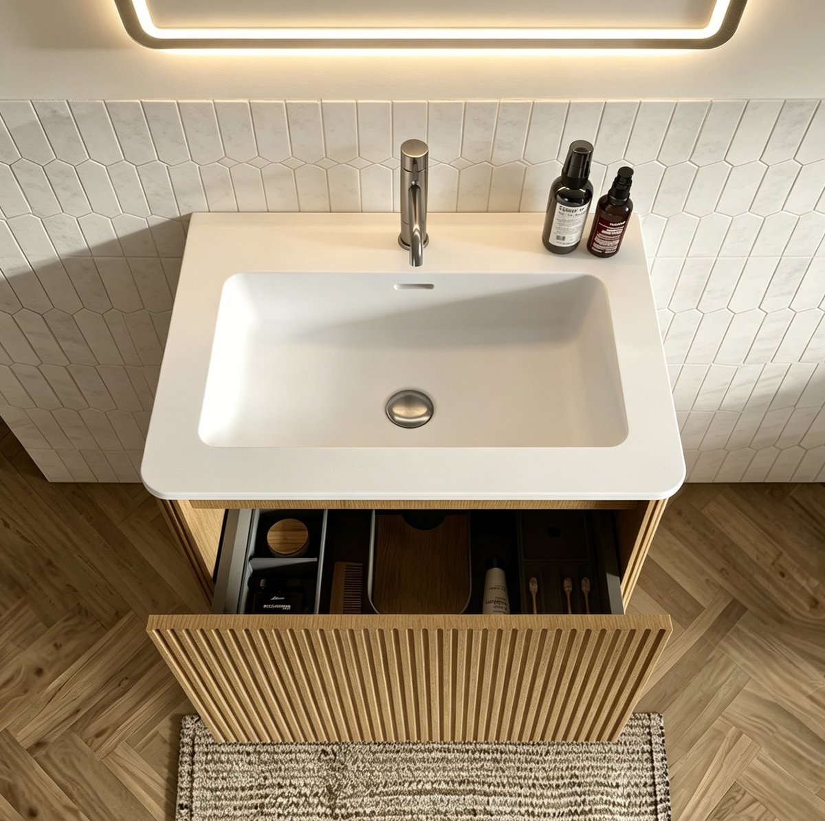 MIVRAY Badkamerkast Met Wastafel - Wandhangend Met Druklade En Geribbelde Fronten - Voor Kleine Badkamers - Eikenkleur - 61 Cm