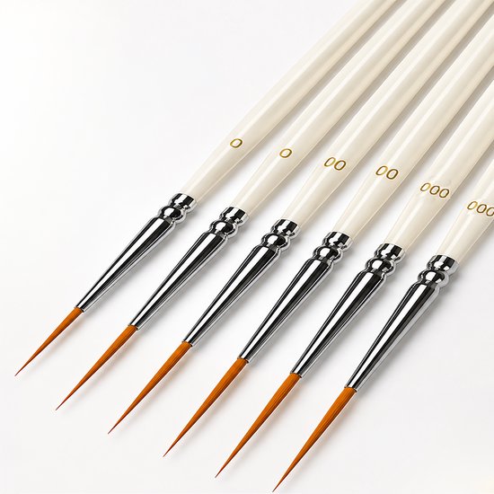 Zes detail- en linerpenselen met witte handvatten en oranje punten, liggend op een witte achtergrond.
