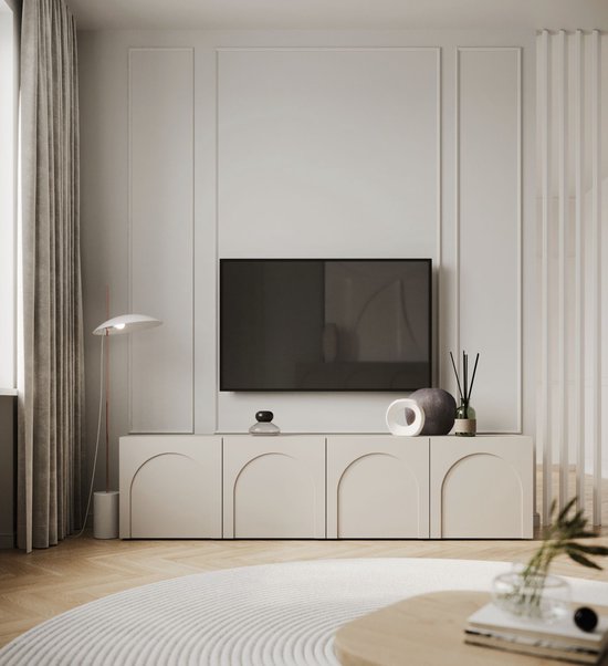 Beige tv-kast met gebogen deuren onder een zwarte tv, in een woonkamer.