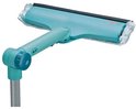 Turquoise raamwisser met flexibele kop, uitschuifbare steel en draaiknop. Leifheit logo zichtbaar.