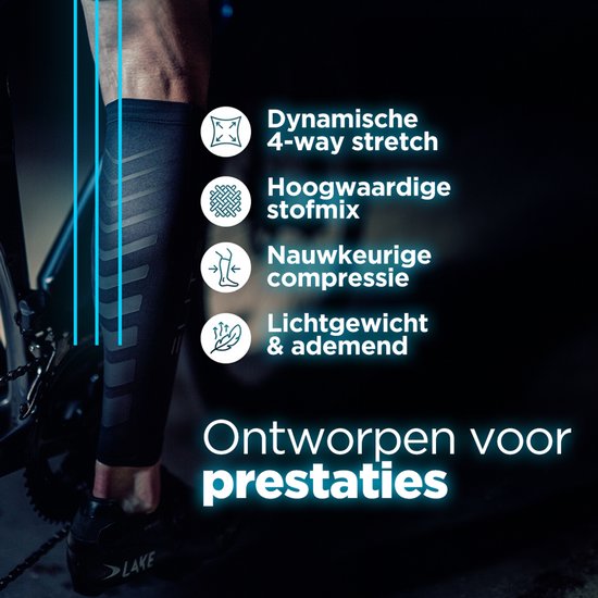 Bovenbeen van een persoon met zwarte compressiekousen. Tekst: "Ontworpen voor prestaties."