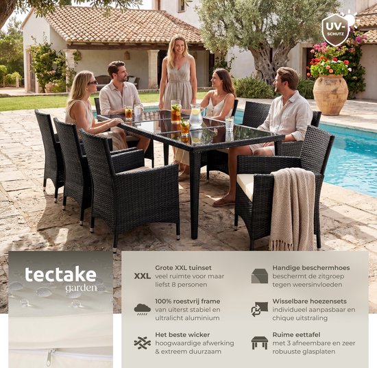 Groep van zes vrienden bij een grote zwarte wicker tuinset met glazen tafel bij een zwembad, met UV-bescherming icoon.