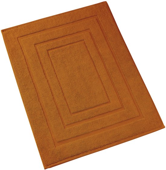 Karamelbruine badmat van 70x120 cm met concentrische rechthoekige randen in een hoger gelegen textuur.