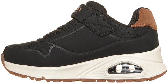 Zwarte Skechers sneaker, zijzicht met klittenband, bruine hiel en beige zool met luchtkussen.