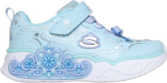 Lichtblauwe glitter sneaker met strikje en hartje. Zilveren versieringen, sterren en ijsbloemen.
