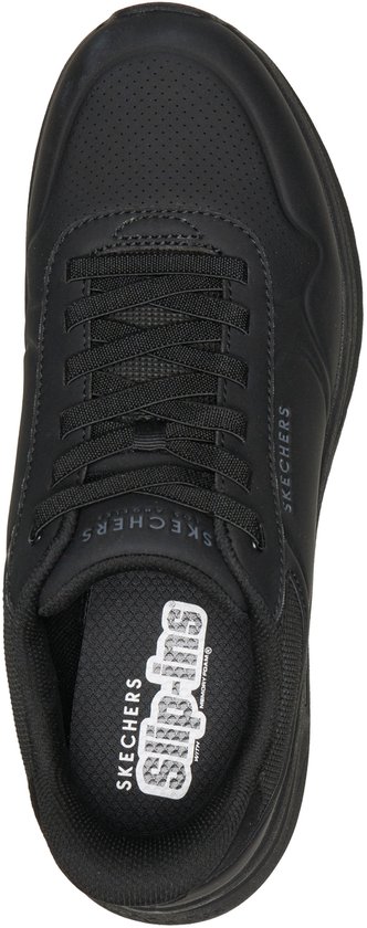 Zicht op de bovenkant van de zwarte Skechers instapper met veters en 'Skechers Air Cooled Goga Mat'-inlegzool.