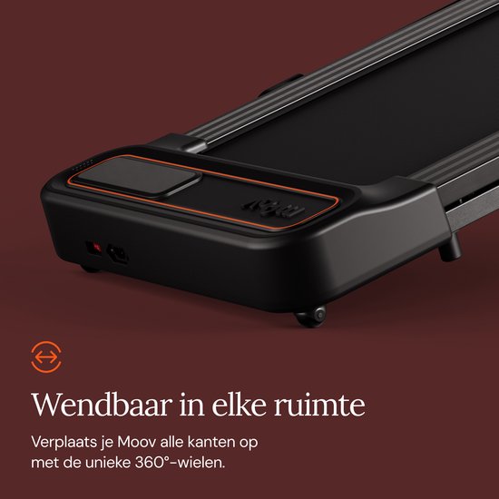 Zwarte loopband met oranje accenten, inklapbaar en wendbaar dankzij 360° wielen.