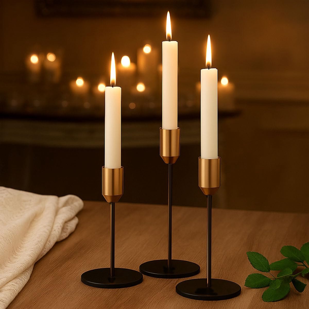 Set van 3 Zwart-Gouden Metalen Kandelaars – Moderne Kandelaars voor Dinerkaarsen met Zwarte Voet en Gouden Kop, Elegante Tafeldecoratie voor Woonkamer en Open Haard