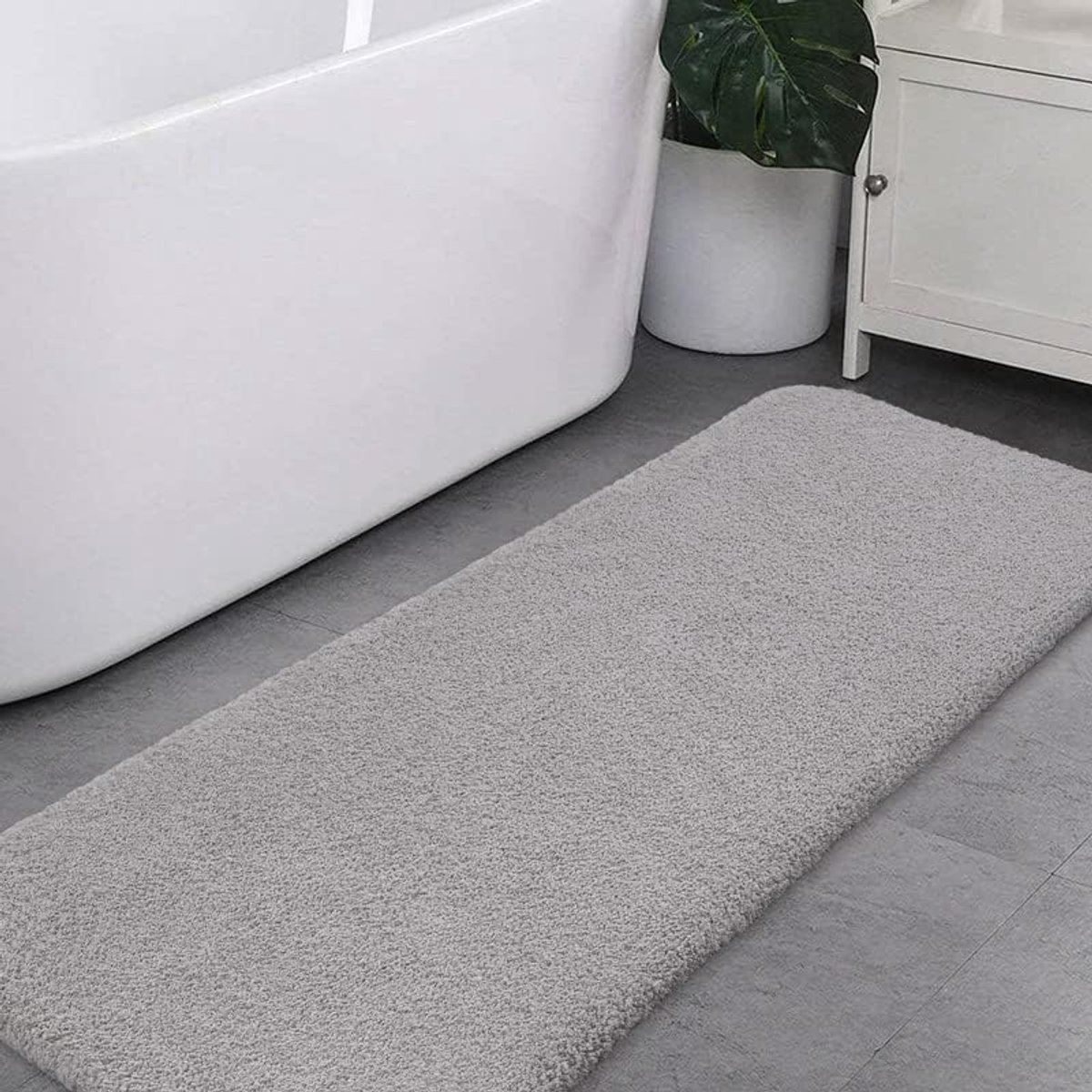 Badmat - Extra Dikke & Superzachte Badkamer Vloerkleed - Antislip en Hoogabsorberend - Machinaal Wasbaar - 50 x 178 cm (Lichtgrijs)