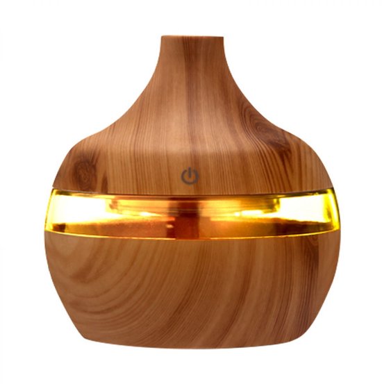 Luchtbevochtiger met houtlook en amberkleurige LED-verlichting.