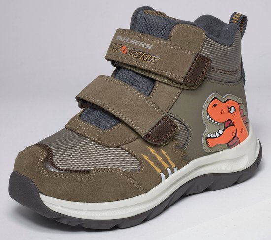 Bruine sneaker met oranje dinosaurusprint, 'Dino-Saurus' tekst en klittenbandsluitingen.