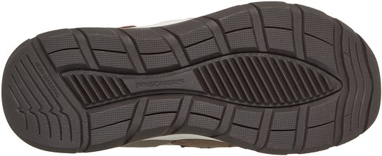 Onderkant van bruine sneaker met profiel en 'Non-Marking' tekst.