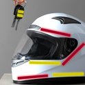 Witte helm met rode en gele reflecterende tape, met sleutels in de lucht.