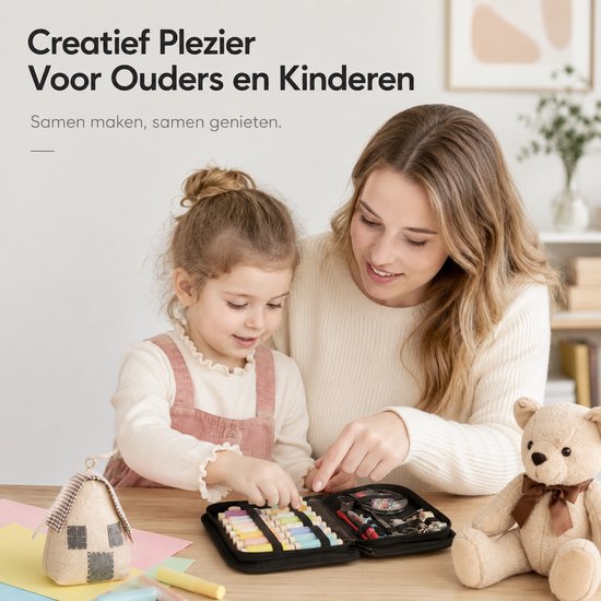 Een vrouw en een kind zitten aan een tafel met een open naaiset.