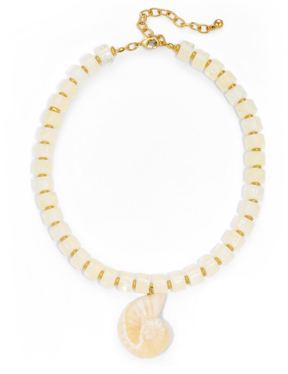 dames met grote ammoniet hanger, boho harskralen ketting van vierkante beige parels, maritiem modesieraad in vintage stijl voor de zomer