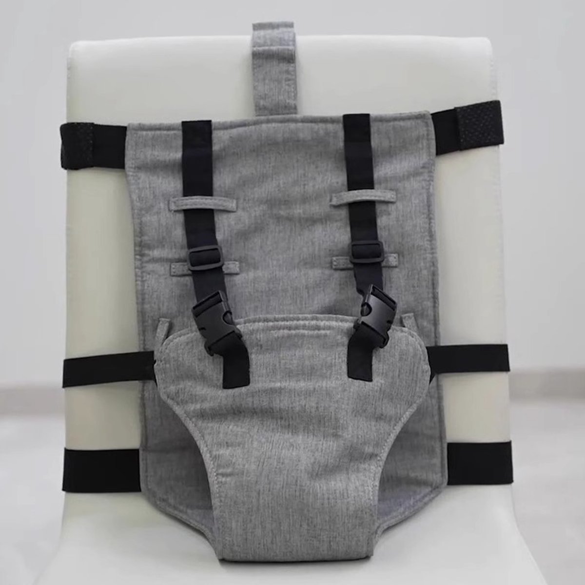 Draagbare Reiskinderstoel – Compact Opvouwbaar – Veiligheidstuigje – Machinewasbaar – Geschikt Voor Stoelen 35 Tot 53 Cm – Geschikt voor baby's van 6 maanden tot 3 jaar – Grijs – foto 7