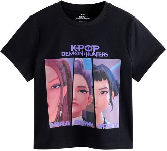 Zwart T-shirt met een opdruk van drie anime-personages met de tekst "KPOP DEMON HUNTERS".