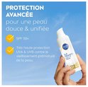 Hand houdt NIVEA SUN 2-in-1 Primer Daily UV Serum vast. Bescherming SPF 50+ UVA & UVB.