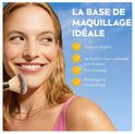 Vrouw met make-up kwast brengt product aan. Ideaal als make-up basis, verlengt make-up.