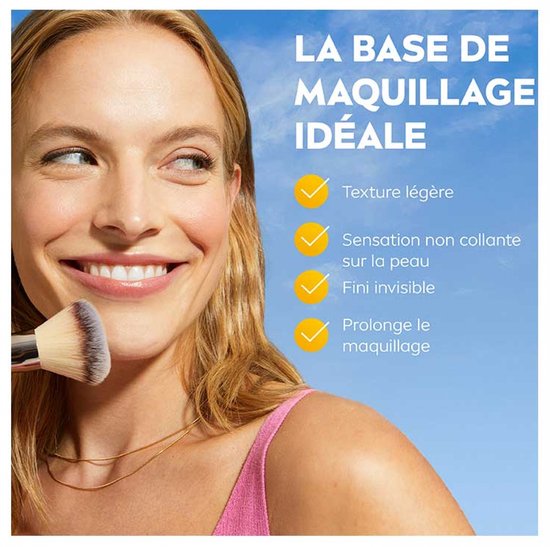 Vrouw met make-up kwast brengt product aan. Ideaal als make-up basis, verlengt make-up.