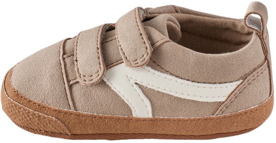 Bruine suède babysneakers met witte strepen en klittenbandsluiting.