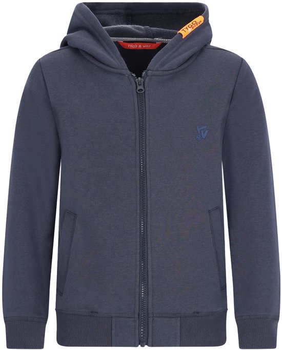 Donkerblauw jongens vest met capuchon, ritssluiting, kangoeroezakken en oranje label aan de binnenkant van de capuchon.