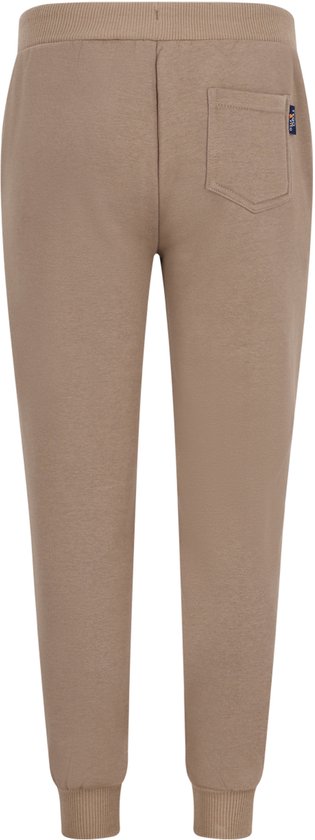 Zandkleurige joggingbroek van Tygo & Vito met een achterzak en een geborduurd logo. De broek heeft elastische boorden aan de onderkant.