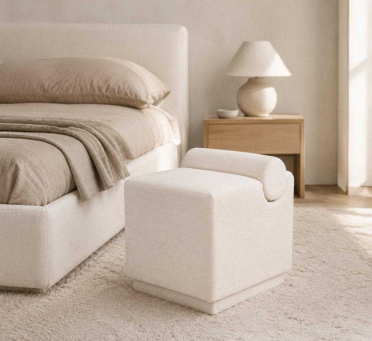 Fameilleur exclusive Poef 46x42xH49cm- designpoef beige, luxe poef beige, gestoffeerde poef, poef met rugsteun, zitpoef woonkamer, slaapkamerpoef beige, designpoef, cloud beige poef, luxe interieurpoef, compacte zitpoef, hotel poef