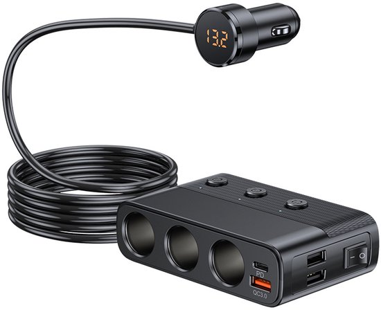 Zwarte auto sigarettenaansteker splitter met 3 poorten, 2 USB-poorten, 1 USB-C poort en een digitale voltagemeter op de stekker.