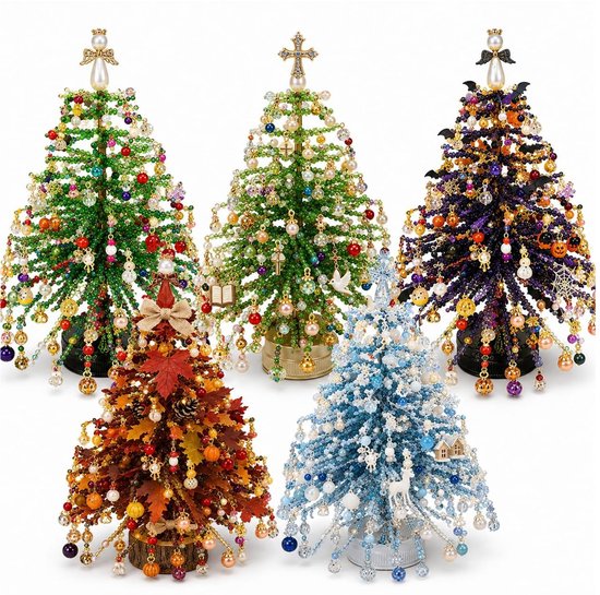 Vijf verschillende kerstbomen van kralen, waaronder traditioneel groen, oranje herfst, paars Halloween en blauw winterthema.