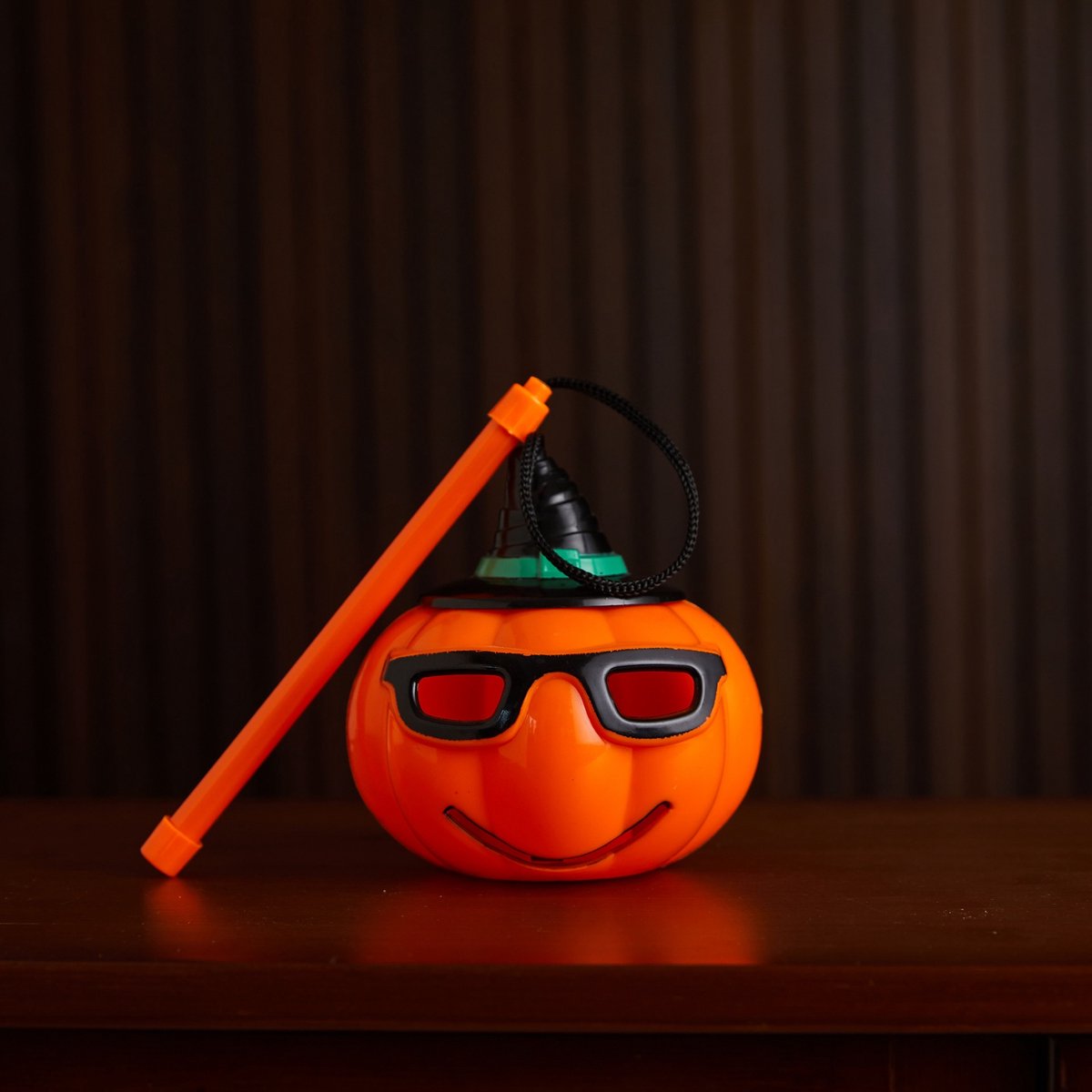 Halloween pompoenlantaarn met licht- en geluidseffecten – Draagbaar – 12x11 cm – Geschikt voor binnen- en buitengebruik – Brilmodel