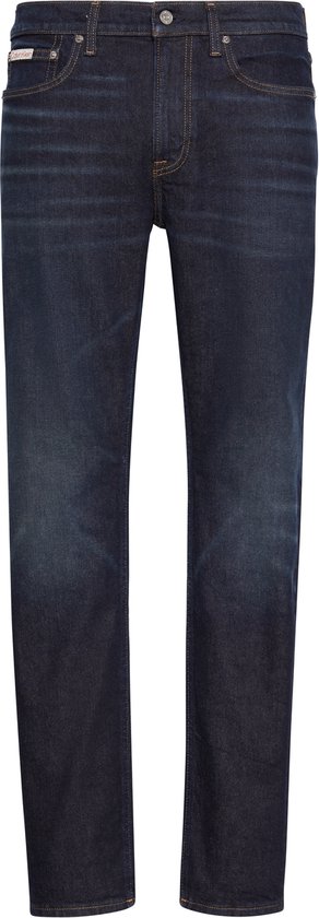 Donkerblauwe denim jeans met een slanke, taps toelopende pasvorm. Calvin Klein Jeans logo op de achterkant.