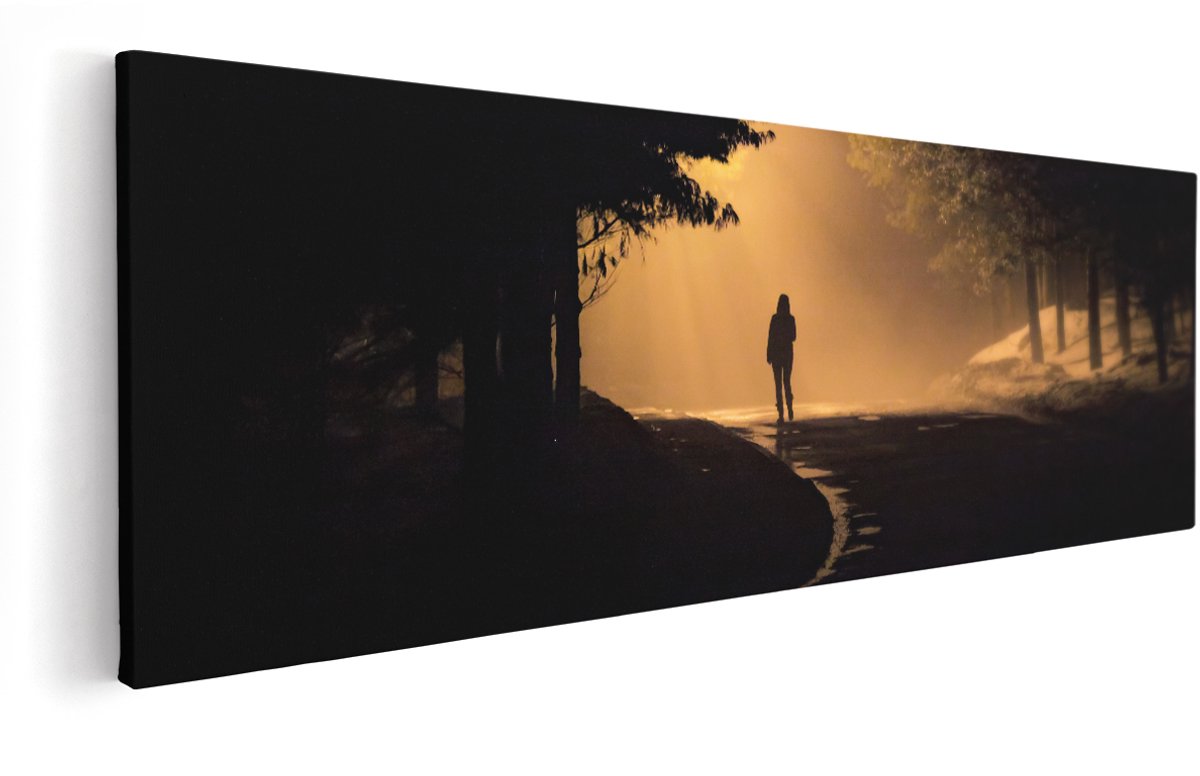 Artaza Canvas Schilderij Persoon Op Een Donkere Weg In Het Bos - 150x50 cm - Groot - Wanddecoratie Woonkamer - Schilderijen - Muurdecoratie