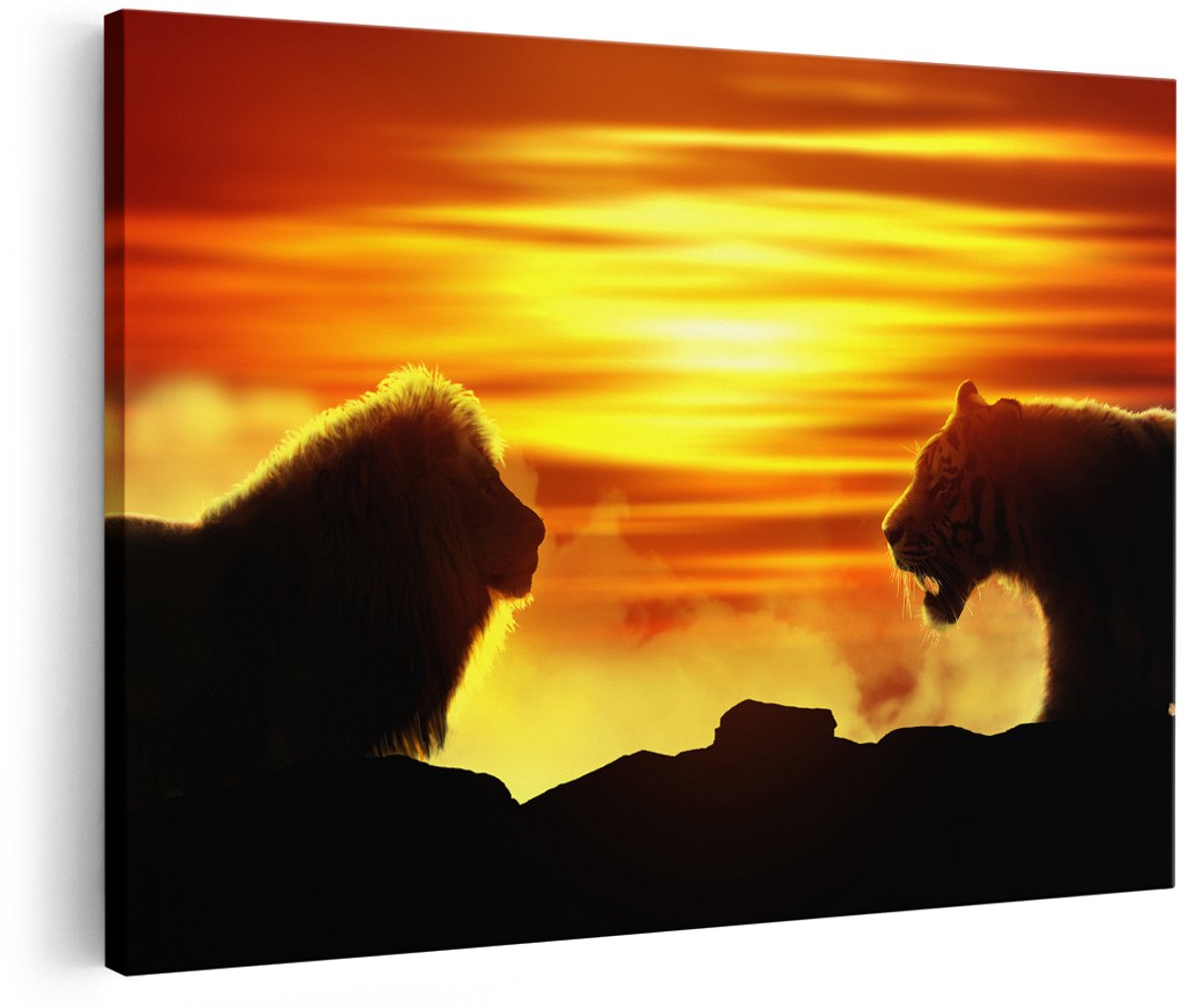 Artaza Canvas Schilderij Leeuw En Tijger - Silhouet - Zonsopkomst - 150x100 cm - Groot - Wanddecoratie Woonkamer - Schilderijen - Muurdecoratie