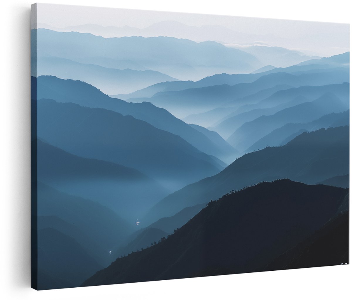 Artaza Canvas Schilderij Bergketen op de Achtergrond - 150x100 cm - Groot - Wanddecoratie Woonkamer - Schilderijen - Muurdecoratie