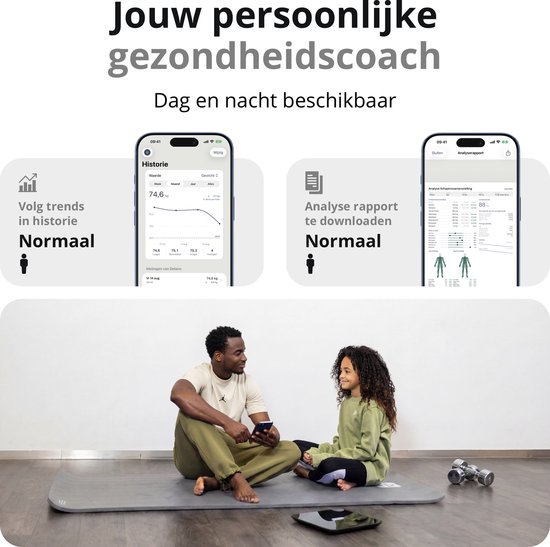 Un homme et une jeune fille sont assis sur des tapis de yoga. L'homme regarde son téléphone, la jeune fille le regarde. Derrière eux, deux iPhones affichant des données de santé.