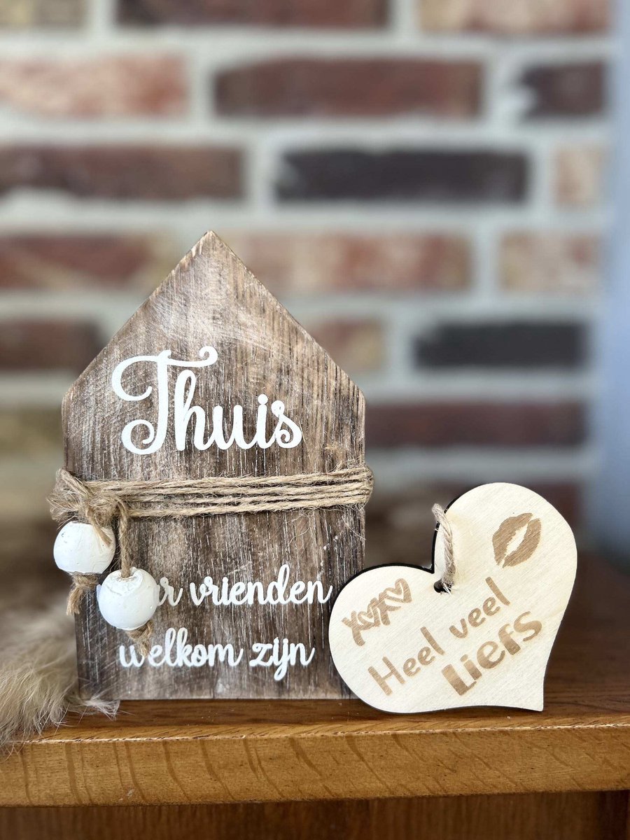 Creaties van hier – huisje touw kralen - 16x10cm - thuis waar vrienden welkom zijn - natural - met houten hartje