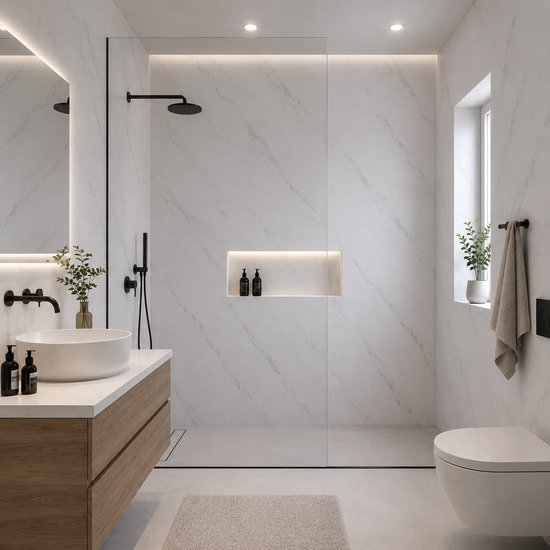 Moderne badkamer met inloopdouche, zwevend houten wastafelmeubel en marmeren wandtegels.