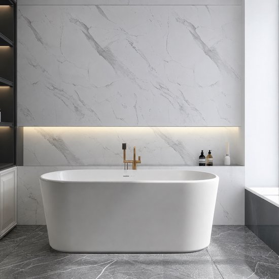 Luxe badkamer met vrijstaand wit bad, marmeren accentwand en gouden kraan.