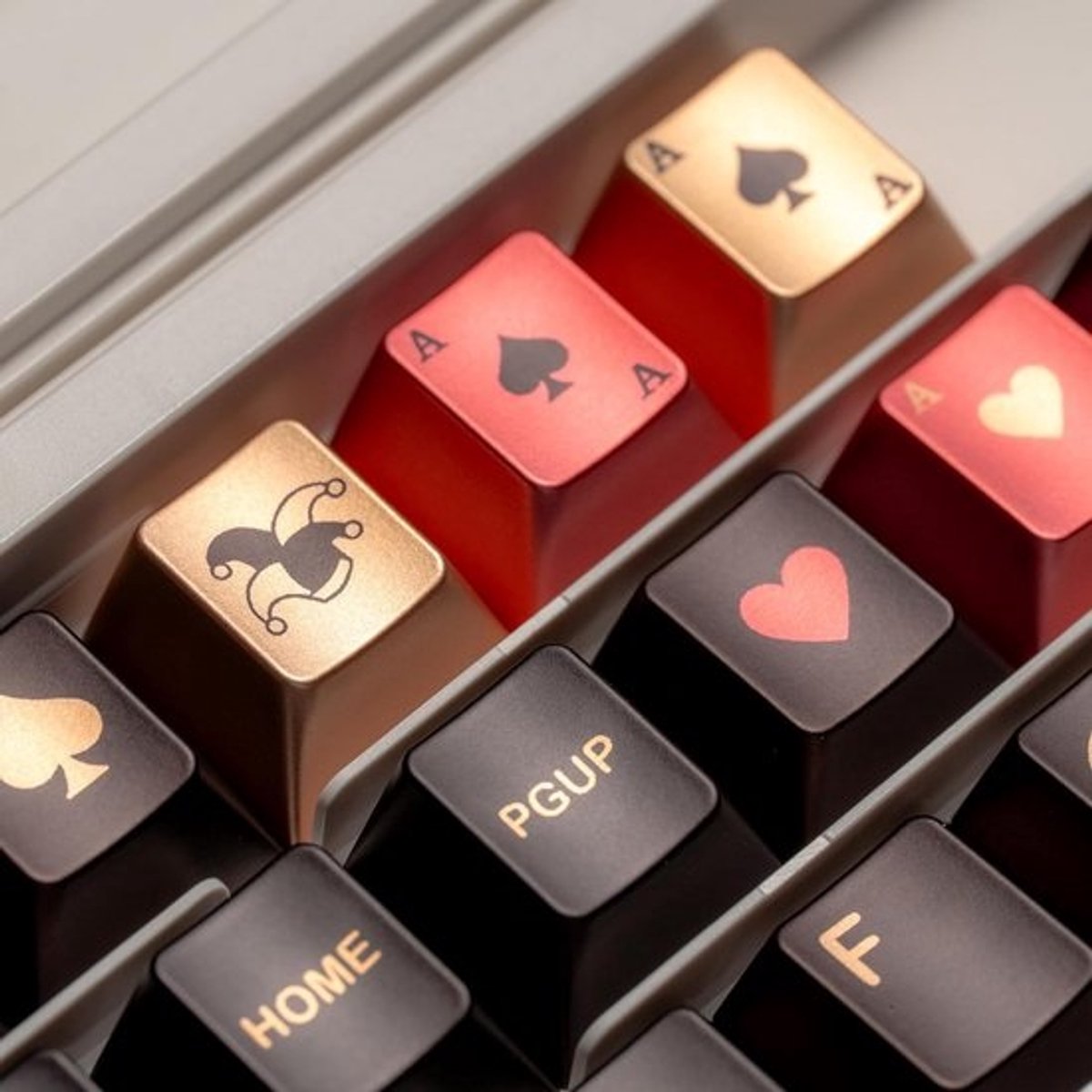 112-delige PBT Keycap Set met Poker Thema en Metallic Kleuren (Zwart/Goud/Rood)