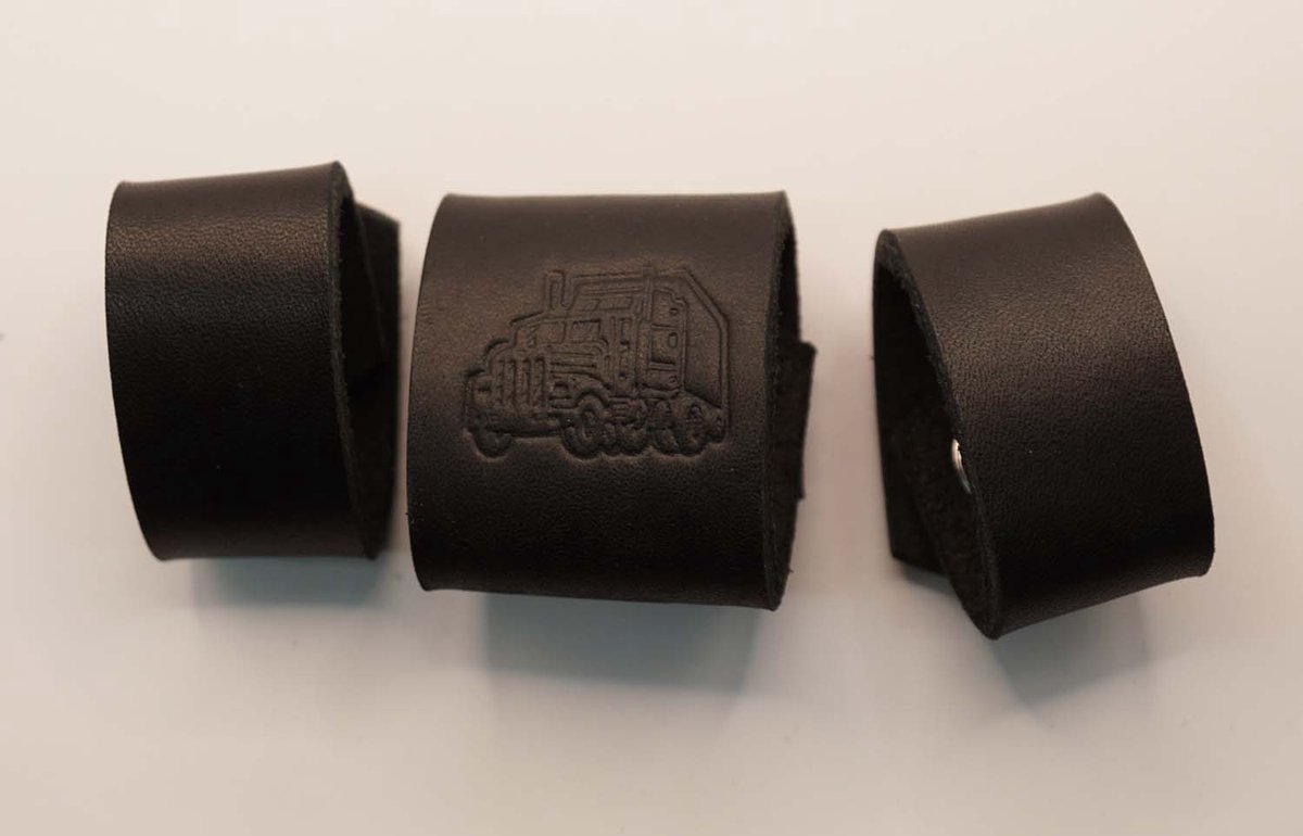 3 Lederen riem lusjes voor broekriem van 4 cm breed, 2x uni zwart en 1x zwart met vrachtwagen- zwarte leren lusje vervangen voor lederen broekriem - riem lusjes met drukker - riem lusje vervangen omdat die verloren is - riem repareren nieuw lusje