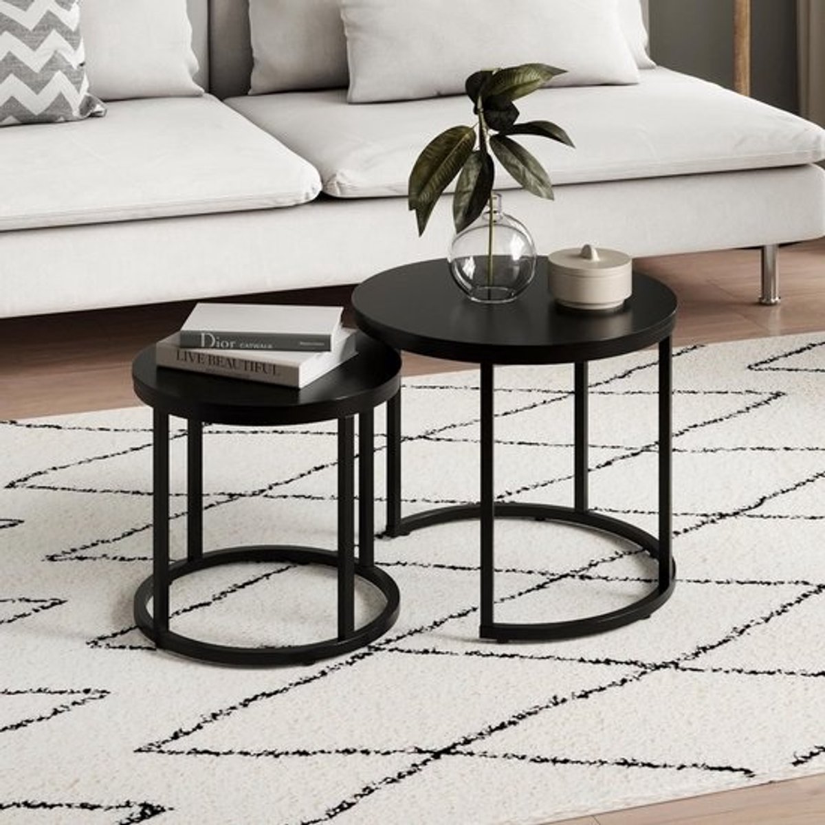 Innovatief 2-in-1 salontafelset met zwarte metalen frames en ronde houten bladen 50 cm en 40 cm