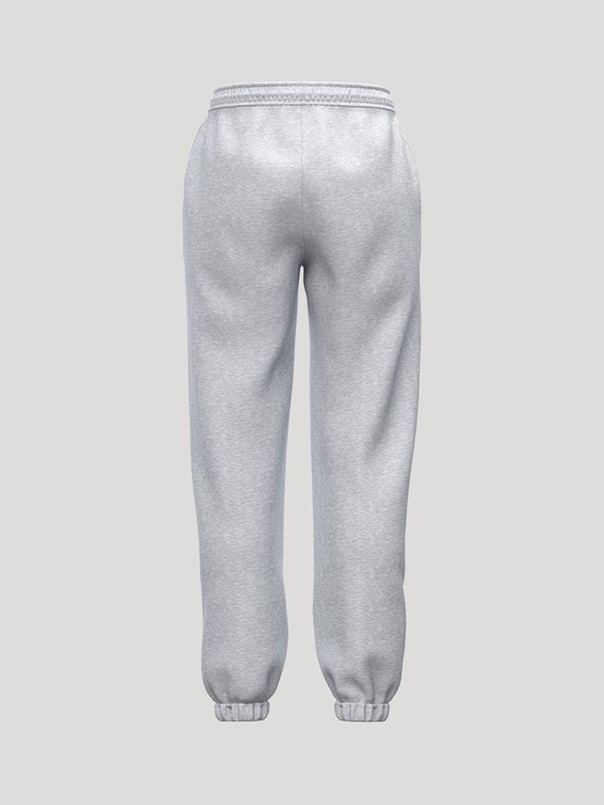 Achterkant van een lichtgrijze joggingbroek met elastische tailleband en broekspijpen.